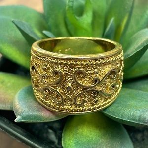 Beautiful Gold Band Ring